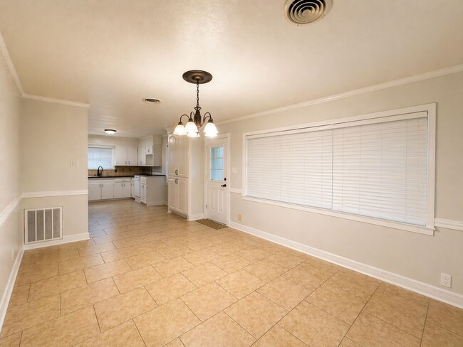 Building Photo - 6859 Roxbury Rd