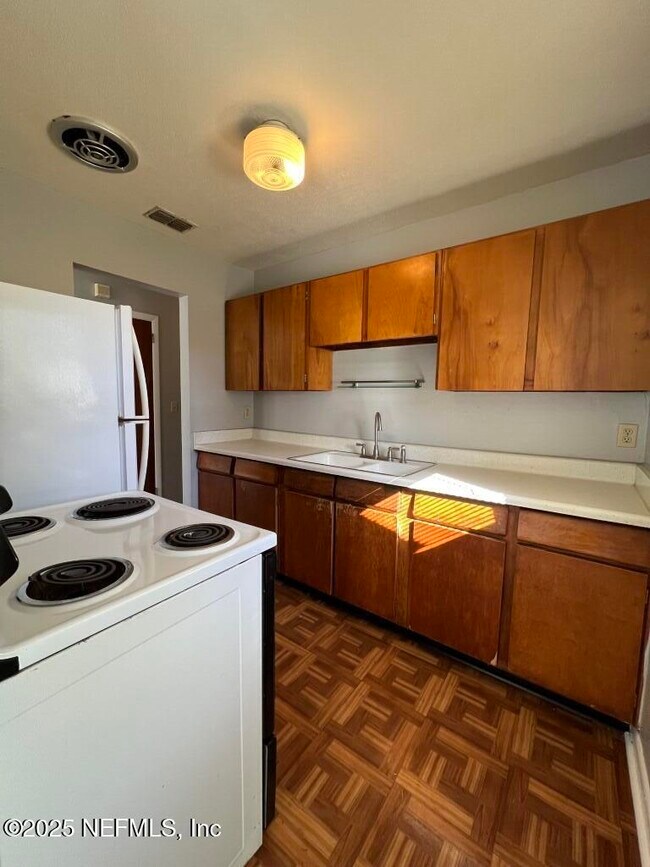 Building Photo - 8095 Lourdes Dr W