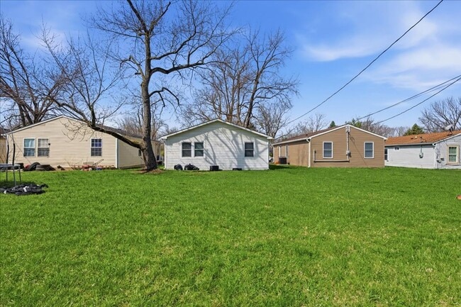 Building Photo - 2819 N Gladstone Ave