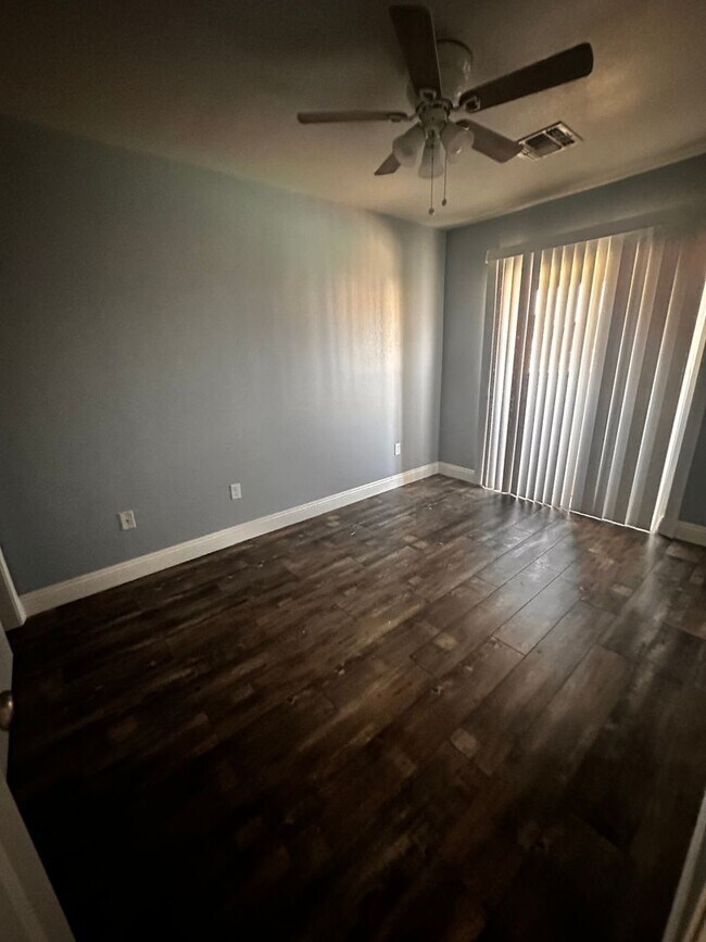 Building Photo - 3 Bedroom 1.5 Bathroom Condominium For Rent