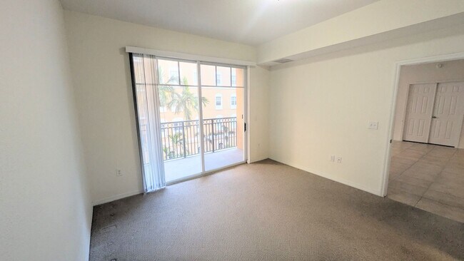 Building Photo - Annual Unfurnished 2/2 Condo in Downtown S...