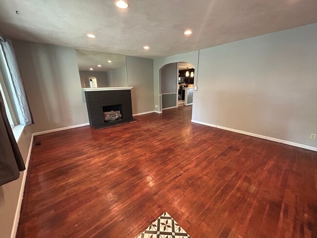 Building Photo - 5420 E 1st St N