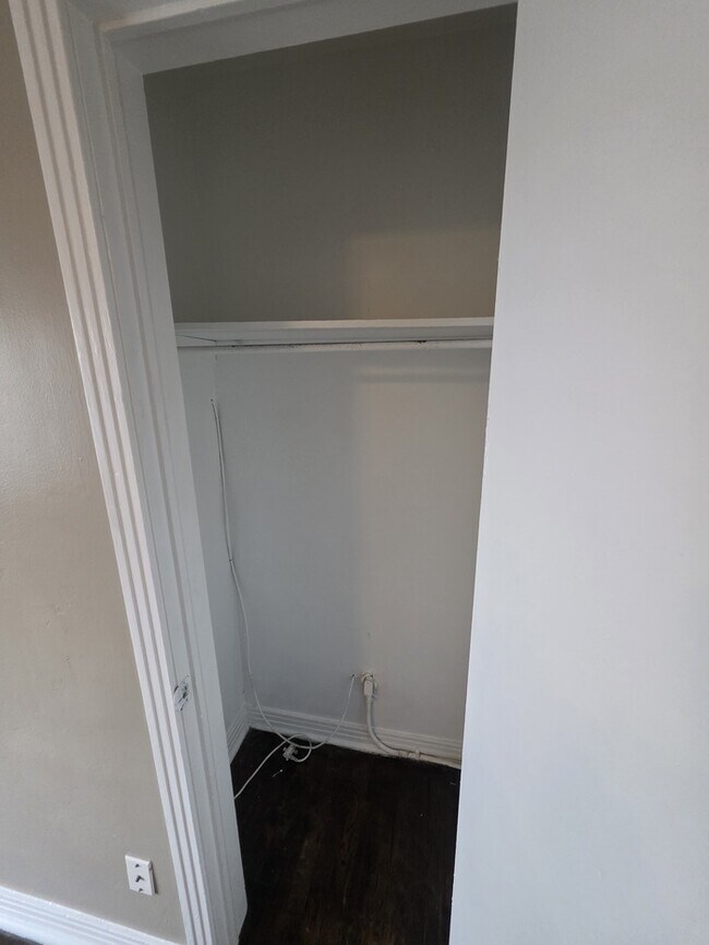 Building Photo - 3 bed 1 bath home, move in ready!