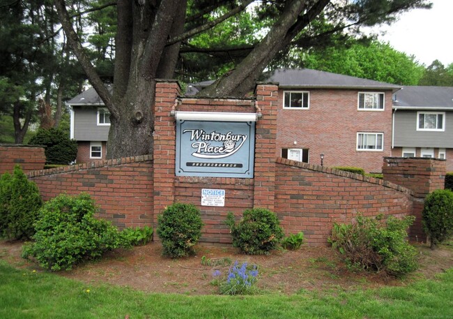 Building Photo - 11 Camelot Dr