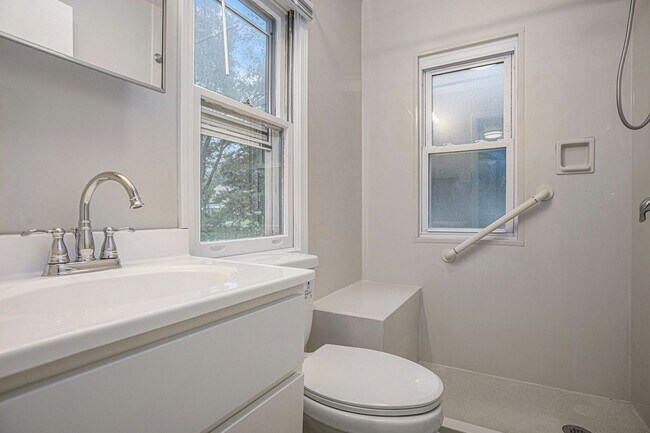 Building Photo - Fully Renovated 3 bed 2 bath home - Ask about our security deposit alternative!