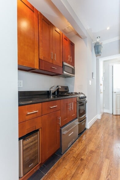 Building Photo - 246 Mott St