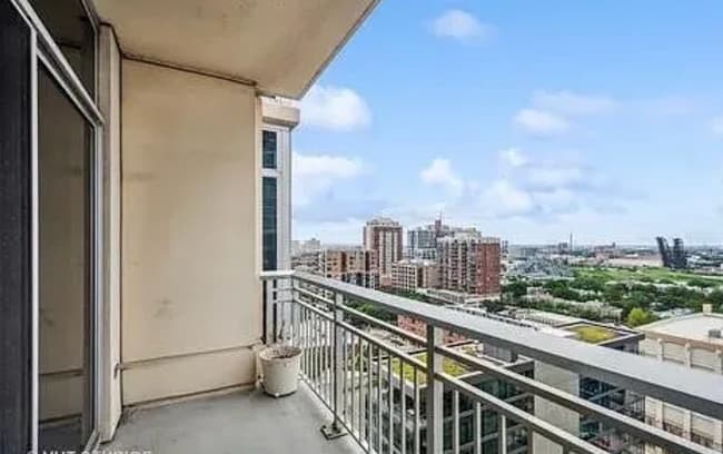 Building Photo - Stylish South Loop 1 Bed, 1 Bath w/ Pool, Elevator, Party Room + Extra Storage