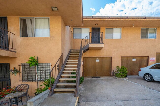 Building Photo - Chula Vista Large Upstairs 1 Bed / 1 ba. R...