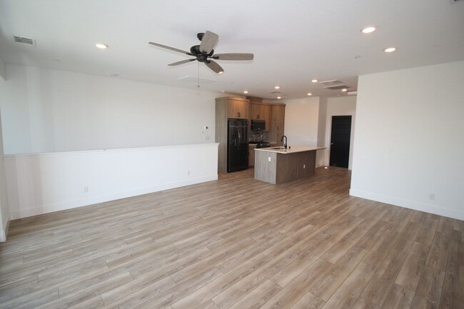 Building Photo - 2707 E Tamarind Dr