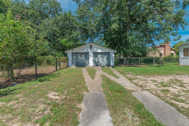 Building Photo - Charming 3-bedroom/2-bath single-family ho...