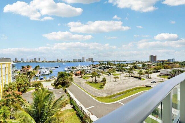 Building Photo - 220 Lake Shore Dr