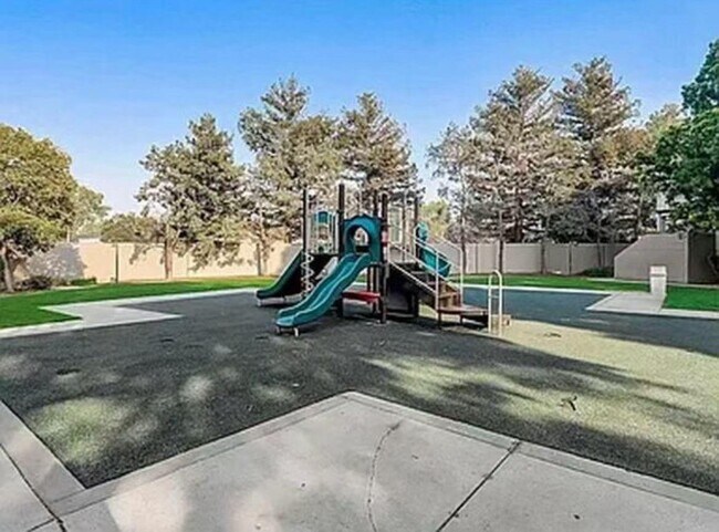 Building Photo - 880 E Fremont Ave