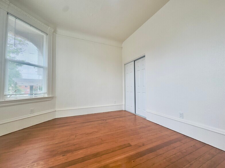 Building Photo - 720 37th St