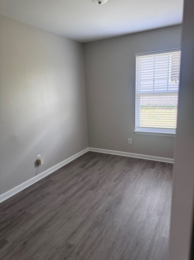 Building Photo - AVAILABLE NOW!!