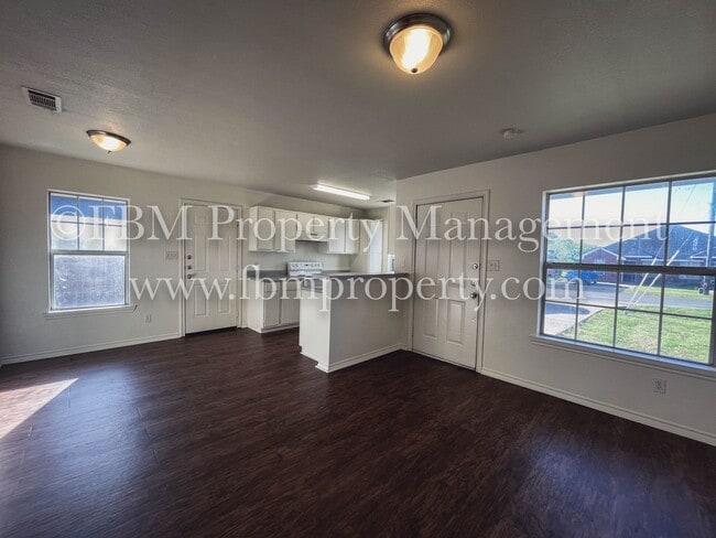 Building Photo - 204-206 West Lamar St