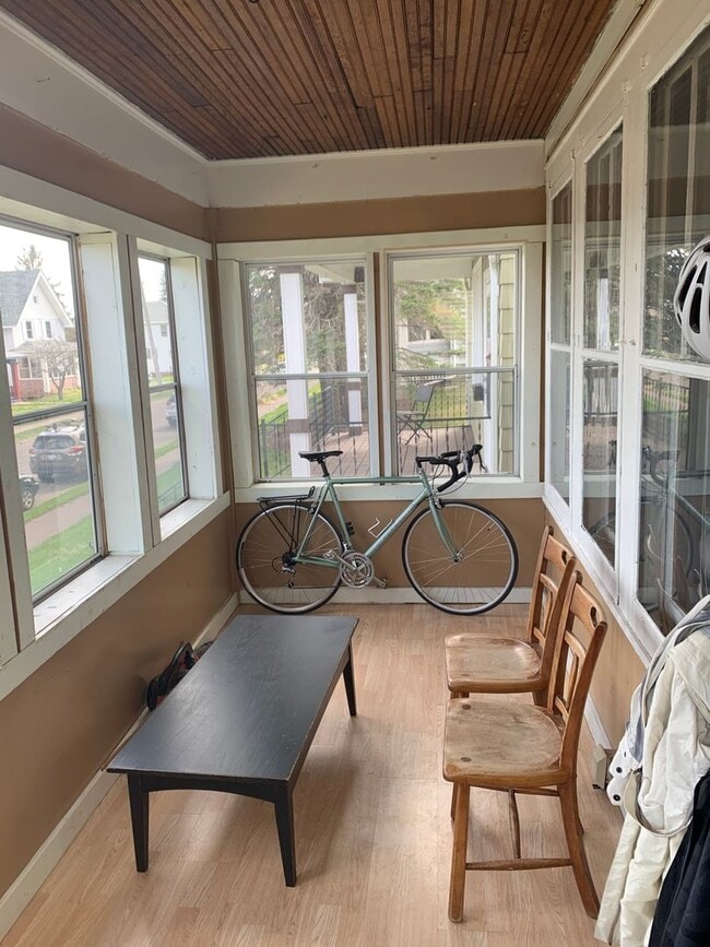 Building Photo - Duluth, MN - 3-bedroom - 2 bathroom - Sing...