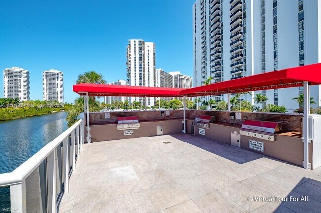 Building Photo - 3625 N Country Club Dr
