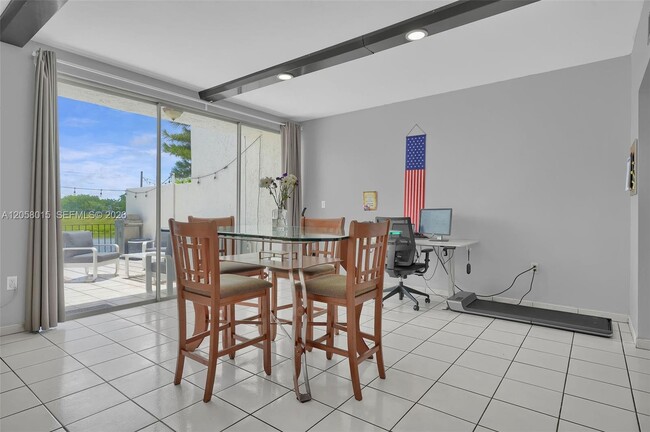 Building Photo - 9177 Fontainebleau Blvd