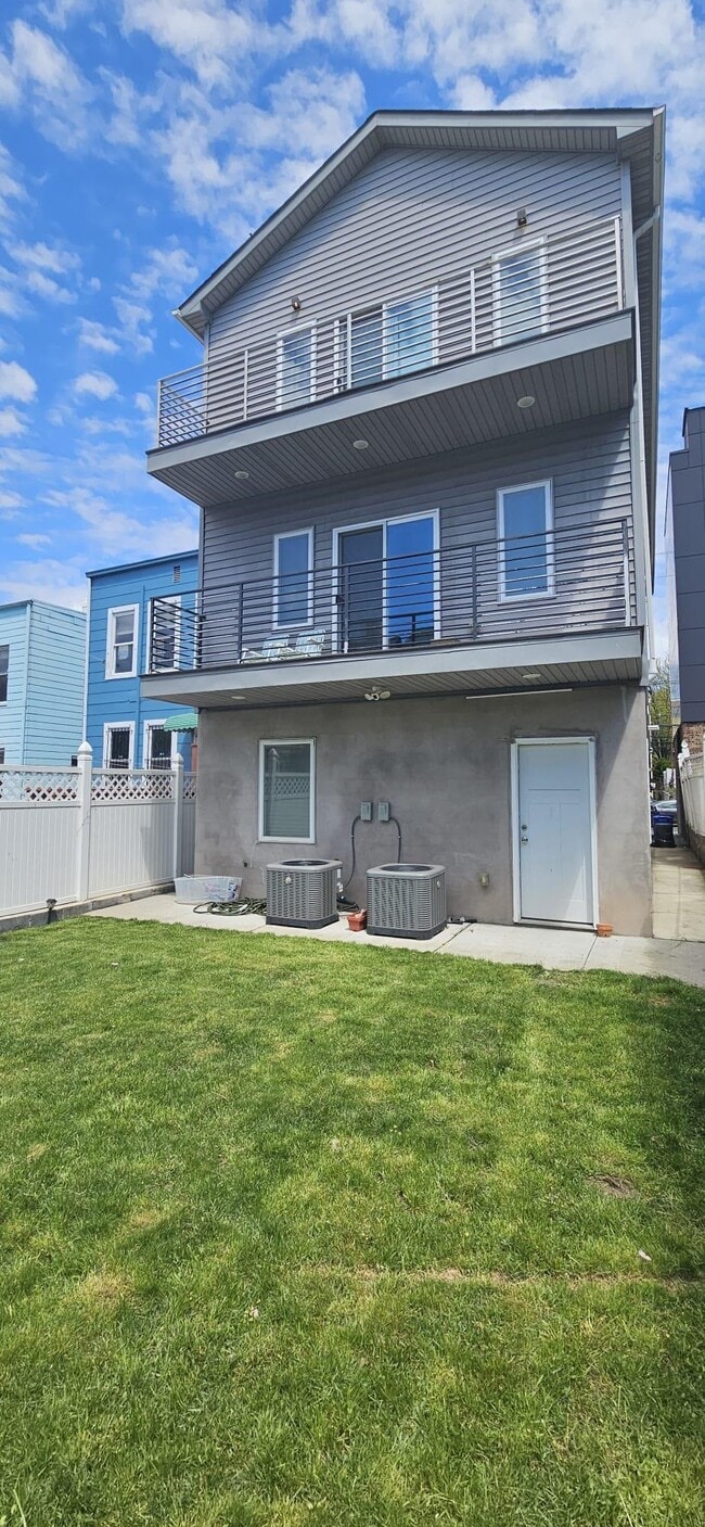 Building Photo - 251 Manhattan Ave