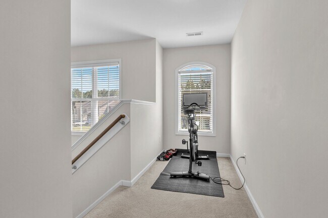 Building Photo - 4 bedroom 2.5 bathroom home close to beaches, shopping, and Marine Corps Bases.