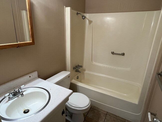 Building Photo - 650 Patten Ave. *