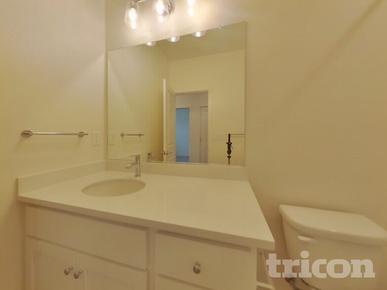 Building Photo - 2042 Delta Vw Ave