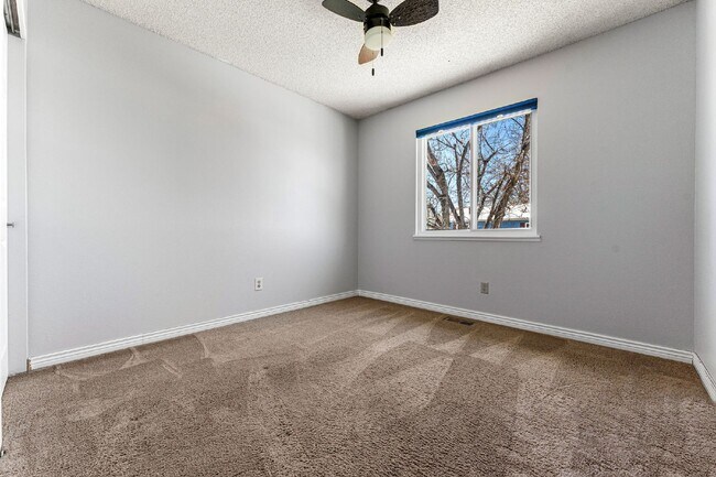 Building Photo - Beautiful 3 Bed, 2 Bath Home in Aurora with Backyard and Deck!