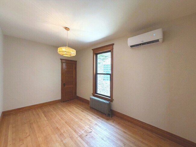 Building Photo - 2036 N Sawyer Ave