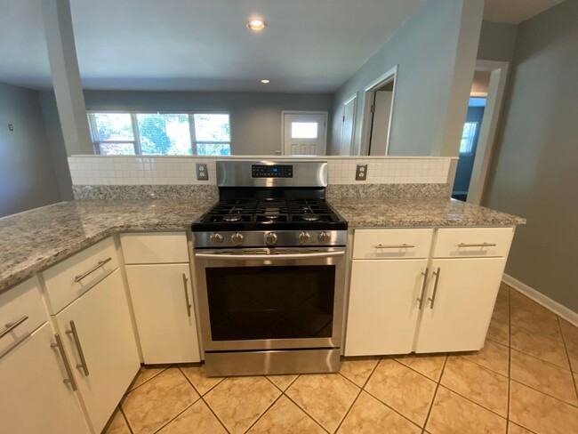 Building Photo - Charming Updated Mid-Century in Fayettevil...