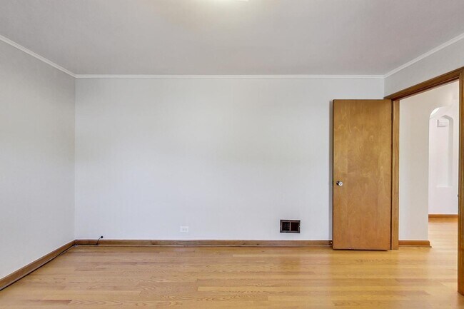 Building Photo - 5644 N Meade Ave