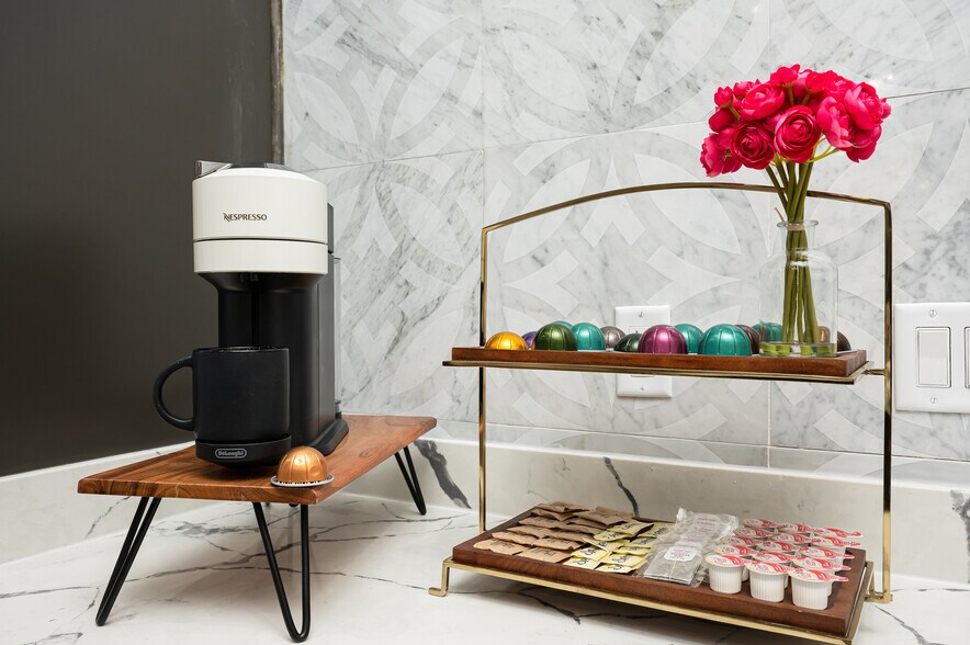 Building Photo - 917 Thompson St