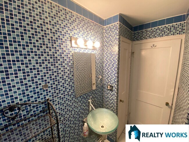 Building Photo - Charming 2 (+1) Bed Home!