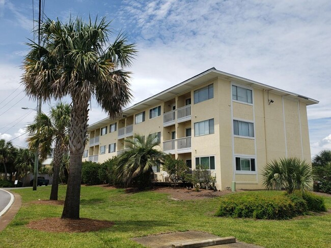 Building Photo - Walk to the Beach from this Ground Floor 1...