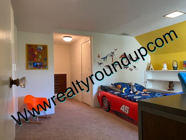 Building Photo - Three bed, Two Bath Home By UOP