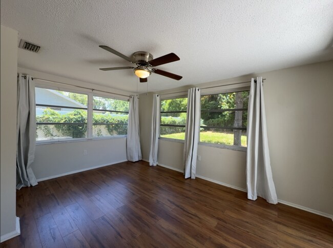 Building Photo - 15839 Villa Dr
