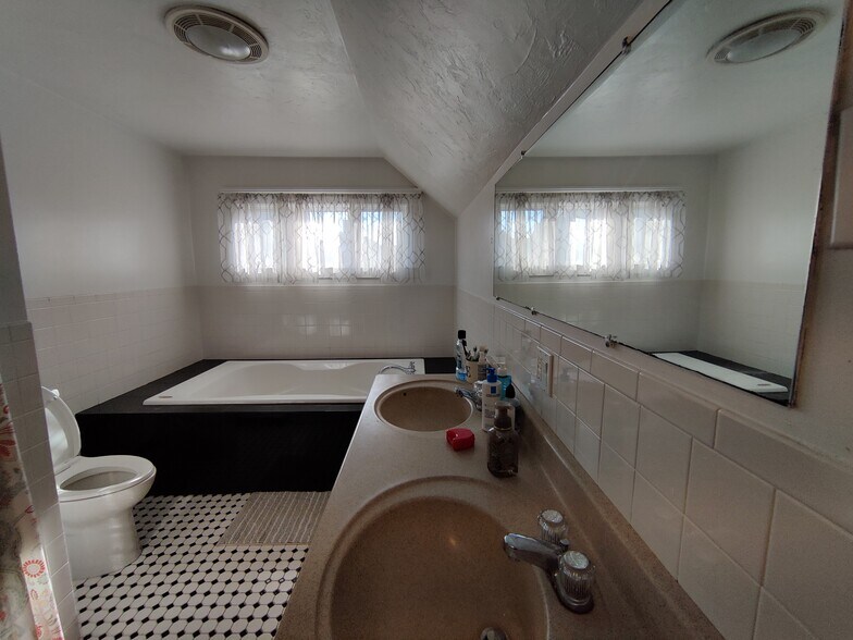 Building Photo - 51 Gardner St