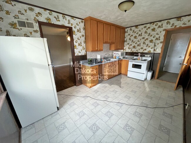Building Photo - 1000 W 3rd- 5 bedroom, 2 bathroom, Attache...