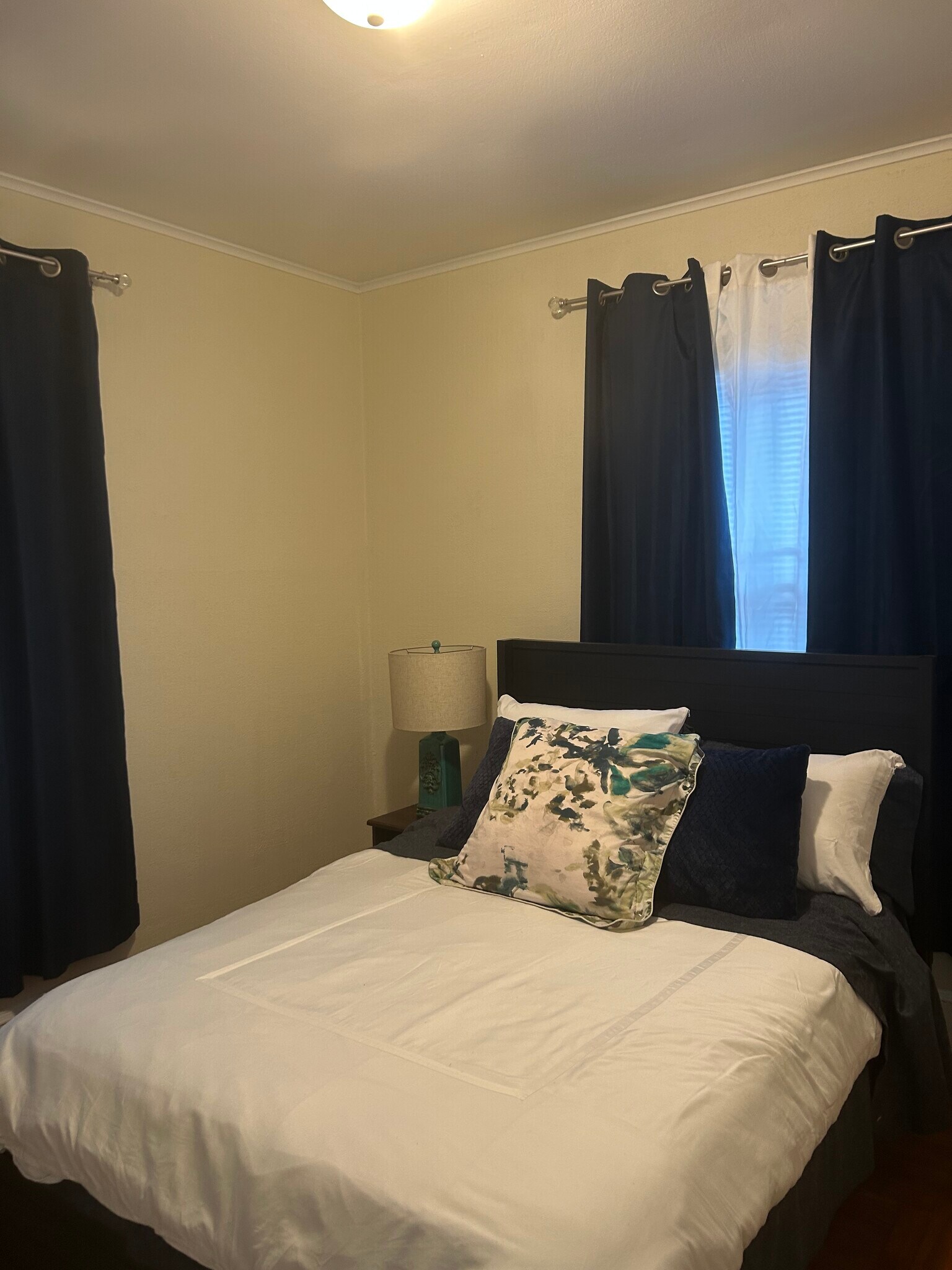 Building Photo - 1946 Chapel St