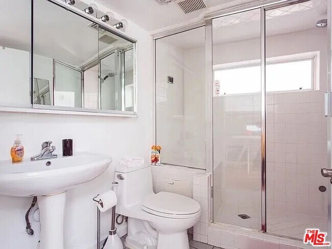 Building Photo - 8661 Clifton Wy