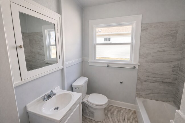 Building Photo - Cute Two Bedroom Home