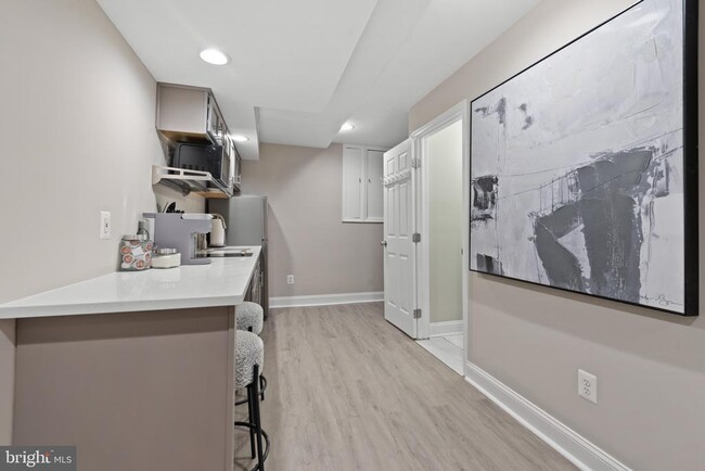 Building Photo - 2219 E Chase St