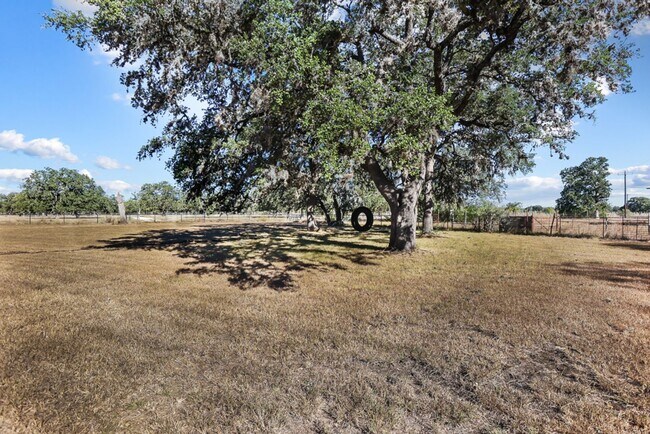 Building Photo - Hill Country Retreat