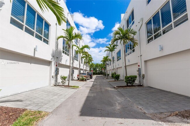 Building Photo - 6611 NW 105th Pl