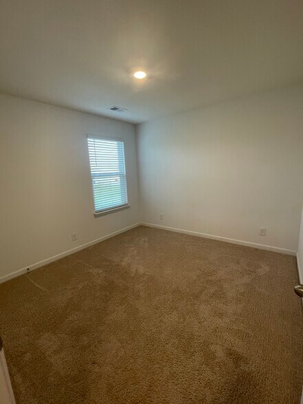 Building Photo - 52 Thread Ln