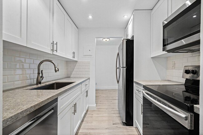 Building Photo - 550 Bayshore Dr