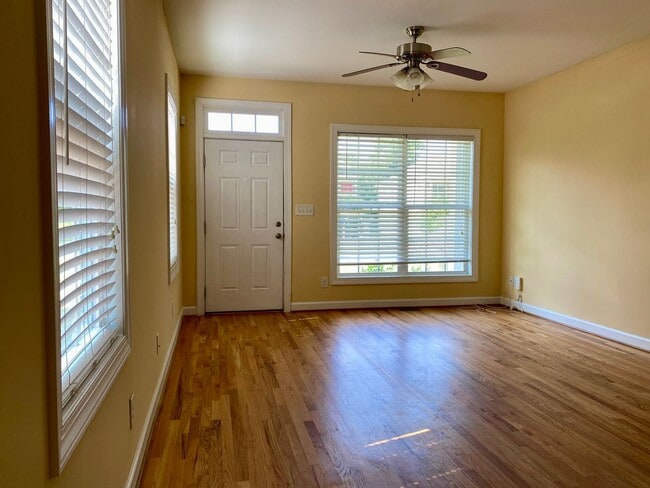 Building Photo - 3921 Lexington Dr