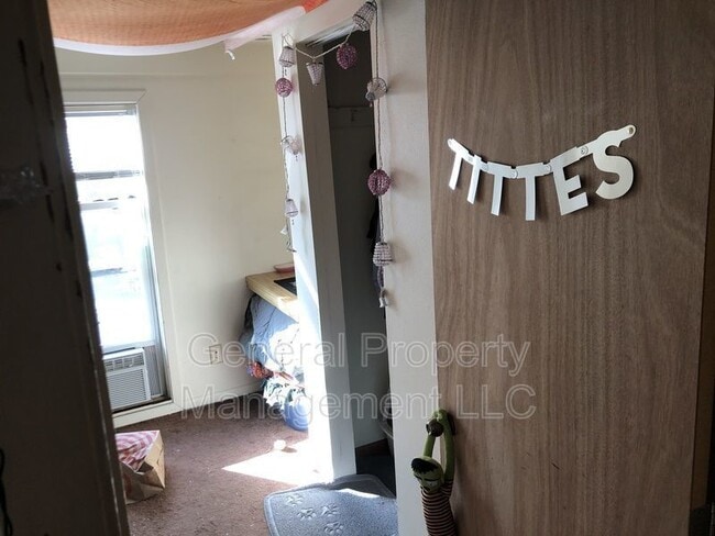 Building Photo - 3 bedroom 1 bathroom on Water street and n...
