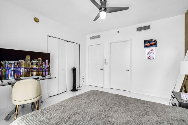 Building Photo - 495 Brickell Ave