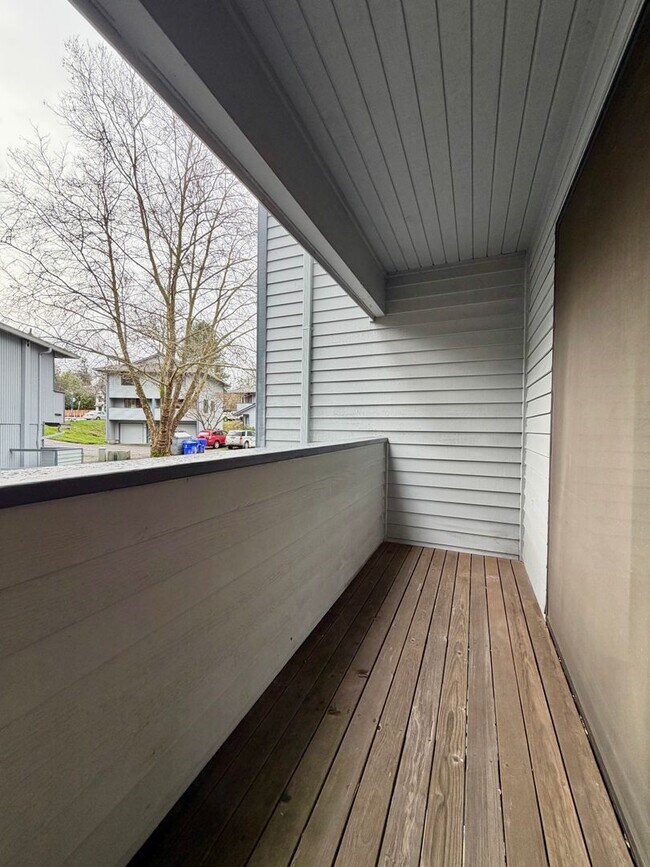 Building Photo - **$1000 DEPOSIT + FREE FIRST MONTH'S RENT** Updated Townhouse in the Heart of Garden Home~ New LV...