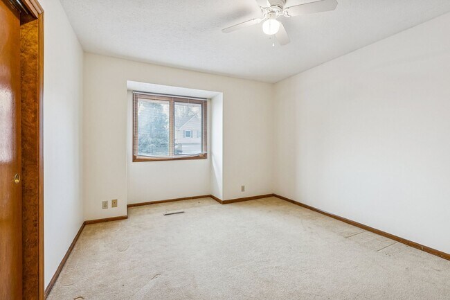 Building Photo - Spacious Northwest Omaha 3-Bedroom!!